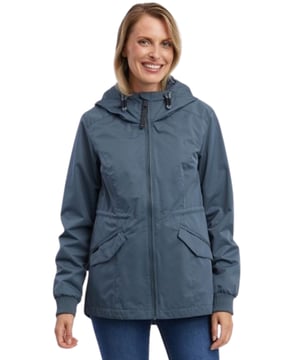 Bleiben Sie mit der 'DOWEY B' Jacke von ragwear auch bei unbeständigem Wetter trocken und modisch. Diese Jacke bietet nicht nur Schutz vor Nässe mit ihrer hochgeschnittenen Kapuze, sondern auch eine individuelle Passform dank des Kordelzugs. Die großzügigen Klappentaschen bieten ausreichend Platz für die Hände oder um wichtige Gegenstände wie Ihr Handy sicher zu verstauen. Ein idealer Begleiter für alle Wetterlagen!