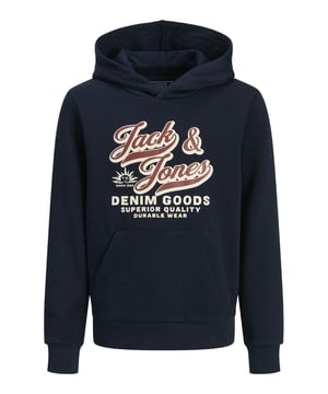 Het Jack & Jones junior sweatshirt voor jongens is de perfecte mix van comfort en stijl. De ronde hals en geribde boorden en zoom zorgen voor een comfortabele pasvorm en een hoog draagcomfort.  De geborstelde stof aan de binnenkant voelt zacht aan en houdt je lekker warm op koudere dagen. De capuchon beschermt tegen wind en kou, terwijl de kangoeroezak ideaal is voor kleine spullen of als knusse handwarmer.  Een grote rubberen logoprint op de borst voegt een opvallend accent toe en geeft het sweatshirt een moderne look. Het is gemaakt van hoogwaardige materialen en biedt zowel duurzaamheid als comfort.  Ideaal voor vrije tijd, school of gewoon om thuis te ontspannen - dit shirt met lange mouwen combineert stijl, functionaliteit en een feel good-factor. Een essentieel kledingstuk voor de garderobe van elke jonge fashionista.