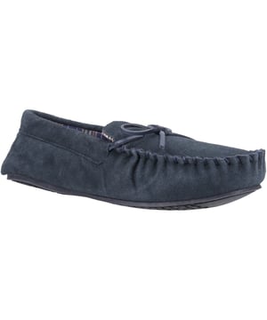 Ein bequemer, leicht zu tragender Slipper im Loafter-Stil mit Obermaterial aus echtem Wildleder, weichem, atmungsaktivem Futter und einer Einlegesohle aus Memory Foam, die den ganzen Winter über für Gemütlichkeit sorgt.