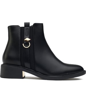 Irradia comodidad y brillo con las botas Solesister Deri Wide Fit. Estas botas Chelsea hasta el tobillo tienen una parte superior sintética negra, una suela duradera y un calce más ancho para una comodidad ceñida. Los laterales elásticos permiten un fácil acceso sin cordones, mientras que la punta redonda y los adornos de metal dorado añaden sofisticación y un estilo urbano. Perfectas para paseos por la ciudad o para una salida nocturna, estas botas son imprescindibles.