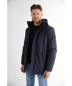 100% polyesterDoublure corps 100% polytafettaDoublure manches 100% polytafetta – Doublure avec une poche intérieure zippée et une poche intérieure avec fermeture boutonNotre mannequin mesure 190 cm et porte une taille M/50