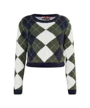 Terugkeer van de diamant! Het Schotse Argyle-patroon is een echte klassieker, populair voor golf, schooluniformen of sokken. Ook het patroon evergreen is erg populair bij myMo ROCKS. In een contrasterende kleurenmix is ​​de zachte trui gemaakt van een zacht garen, heeft een klassieke snit en is afgewerkt met effen geribde manchetten. Met stevige bikerlaarzen creëer je een casual break in stijl.  Gebreide trui
