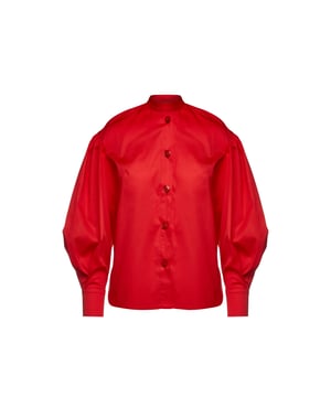Esta camisa roja está diseñada con mangas largas de estilo obispo y un cuello Nehru. Tiene pliegues en los hombros y dos botones rojos en los puños. Las pinzas en el busto aseguran un ajuste favorecedor. La camisa se abrocha en el frente con 5 botones grandes rojos. El dobladillo es redondeado. Métela en una falda lápiz de talle alto y ponte un par de tacones altos para un estilo que llamará la atención. 97% algodón - 3% elastano.