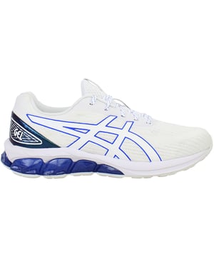 Erleben Sie Komfort und Leistung der nächsten Stufe mit den Asics Gel-Quantum 180 VII Herren Turnschuhen. Entwickelt für hochintensive Workouts und tägliches Training, bieten diese Turnschuhe das charakteristische GEL®-Dämpfungssystem von Asics in voller Länge für überlegene Stoßdämpfung, sodass jeder Schritt sanft und unterstützt ist. Das leichte, atmungsaktive Obermaterial passt sich Ihrem Fuß für eine sichere Passform an, während die strapazierfähige Laufsohle hervorragenden Halt auf verschiedenen Oberflächen bietet.

Wichtige Merkmale:
GEL® Dämpfungssystem in voller Länge:

Bietet außergewöhnliche Stoßdämpfung vom Ferse bis zu den Zehen, reduziert Aufprallkräfte und schützt Ihre Gelenke während hochintensiver Aktivitäten.

Atmungsaktives Obermaterial:

Gefertigt aus einem flexiblen, leichten Mesh, das den Luftstrom verbessert und für eine sichere, adaptive Passform und dauerhaften Komfort sorgt.

Reaktionsfähige Zwischensohlen-Technologie:

Kombiniert Dämpfung mit Energie Rückgabe, um einen sanften, effizienten Schritt zu unterstützen und Müdigkeit während längerer Workouts zu reduzieren.

Strapazierfähige Laufsohle mit verbessertem Grip:

Aus hochabriebfestem Gummi gefertigt, sorgt die Laufsohle für zuverlässigen Halt und Stabilität auf verschiedenen Trainingsoberflächen.

Zeitgemäßes Design & Vielseitigkeit:

Vereint leistungssteigernde Funktionen mit einer schlanken, modernen Ästhetik, was diese Turnschuhe ideal für intensive Trainingseinheiten im Fitnessstudio und den täglichen Gebrauch macht.

Verbessern Sie Ihr Trainingserlebnis mit dem Asics Gel-Quantum 180 VII – wo innovative Dämpfung auf anpassbaren Komfort und dynamischen Stil trifft.