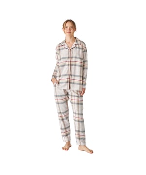 Pijama de mujer de manga larga con un diseño elegante y cómodo, ideal para descansar o relajarse en casa.

Su diseño moderno y sofisticado se adapta perfectamente a la figura femenina, realzando la silueta con un estilo chic y relajado.

El conjunto incluye una parte superior de manga larga que cuenta con un práctico cierre de botones, añadiendo funcionalidad y un detalle de estilo.

El pantalón largo tiene un ajuste holgado y una cintura elástica ajustable mediante cordones para mayor comodidad. Además, incluye prácticos bolsillos laterales, perfectos para llevar pequeños objetos o simplemente para añadir un toque funcional al diseño

Toda la pijama está confeccionada en algodón, un material suave y transpirable, perfecto para cualquier época del año, garantizando frescura y confort durante el descanso.
 Composición: Camiseta: 100% Algodón; Pantalón: 100% Algodón
 Cuidados:
- Lavado a máquina en frío y en ciclo suave para evitar el desgaste de las fibras.
- No usar lejía o blanqueadores
- Secar al aire libre o en secadora a baja temperatura para evitar que se encoja o pierda su forma.
- Planchar a temperaturas bajas.