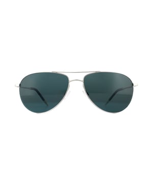 Die Oliver Peoples Benedict 1002 50363r Silver Blue Polarised Sonnenbrille ist ein klassischer Flieger, der viele Bewunderer von Prominenten wie Robert Downey Jr, Bradley Cooper, Reese Witherspoon und vielen anderen hat. Sie haben subtile Berührungen von Oliver Peoples, um ihnen diesen zusätzlichen Stil zu verleihen, der die Fans gewinnt. Der geschwungene Nasenrücken, der Augenbrauenbalken und die eleganten Schläfen insinuieren alle Qualität und Klasse.