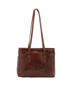 Bolso bandolera para mujer. El cierre es con cremallera. Los bolsillos internos son uno con cremallera. Los bolsillos externos son un frente abierto. Falta la correa para el hombro. El mango es de piel. Hay dos compartimentos internos. El material exterior es auténtica piel de vacuno. Internamente está forrado en algodón. Medidas: 35x26x12 cm. Hecho en Italia