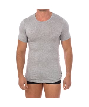 Camiseta de manga corta Bikkembergs.
Color Gris
Cuello redondo con acabado acanalado.
Logo de la marca en la manga.
Tejido cómodo y transpirable.
Costuras vistas a tono.

Composición:  95% Viscosa, 5% Elastano

Lavar a temperatura máxima 30º.
 -No usar lejía.
 -No lavar en seco.
 -Permite el uso de plancha.