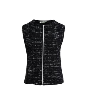 Aumenta el factor de estilo con este chaleco ultrachic de 2-Young. Confeccionado en telas contrastantes, la parte delantera tiene una agradable textura en jacquard cálido, mientras que la parte trasera de tejido elástico garantiza un ajuste perfecto. Un lazo ciñe la cintura, creando una silueta perfectamente equilibrada. El llamativo cierre de cremallera añade un toque opulento. Úsalo sobre leggings y botas altas para obtener un look urbano y elegante. La modelo mostrada tiene una altura de 170 cm y lleva la talla 36/S.