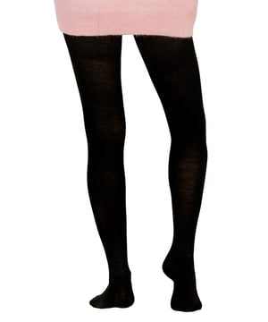Presentamos las mallas de lana merina para mujer, el complemento perfecto para el armario de invierno de cualquier mujer. Confeccionadas con lana merina de alta calidad, estas mallas no sólo son duraderas, sino también increíblemente cómodas. Una de las principales ventajas de comprar estas mallas es su grosor. Estas mallas son perfectas para los meses de invierno, ya que proporcionan calor y aislamiento contra el frío. El material de lana merina es suave y delicado con la piel, lo que hace que estas mallas sean cómodas de llevar durante todo el día.Otra ventaja de estas mallas es su versatilidad. Disponibles en un clásico color negro, estas mallas pueden combinarse con una gran variedad de conjuntos, desde vestidos a faldas o pantalones cortos. Además, los pantys de lana merina para mujer están disponibles en cuatro tallas diferentes, de la pequeña a la grande. Por último, estas mallas son increíblemente duraderas. El material de lana merina es duradero y resistente al desgaste, por lo que no tendrás que cambiarlas tan a menudo. Esta característica es especialmente beneficiosa para las mujeres que quieren ahorrar dinero a largo plazo.