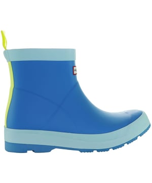 Maak kennis met de Hunter Play Kids Regenlaarzen, een onmisbare metgezel voor jonge avonturiers die houden van regenachtige dagen met stijl en enthousiasme. Deze laarzen combineren naadloos comfort, duurzaamheid en een levendig design, waardoor elk regenachtig avontuur een kans is om te spelen en te ontdekken. Hier zijn de belangrijkste kenmerken die deze regenlaarzen een must-have maken voor je kind:

 Speels Ontwerp:  De Hunter Play Kids Regenlaarzen hebben een speels en levendig ontwerp dat een vleugje vreugde toevoegt aan regenachtige dagen. De laarzen zijn verkrijgbaar in verschillende kleuren, zodat je kind zijn persoonlijkheid kan uitdrukken via zijn schoenen.

 Waterdichte prestaties:  Deze regenlaarzen zijn gemaakt van waterdicht rubber van hoge kwaliteit en houden kleine voetjes droog en comfortabel tijdens regenachtig weer. Ze zijn perfect om door plassen te stampen, in de modder te spetteren of over nat terrein te navigeren.

 Lichtgewicht en flexibel:  Deze laarzen zijn lichtgewicht en flexibel, zodat je er gemakkelijk en behendig mee kunt bewegen. Of je kind nu in plassen springt of door de regen rent, deze laarzen bieden het comfort en de vrijheid die ze nodig hebben.

 Trekgrepen:  Dankzij de handige trekhendels kunnen kinderen deze laarzen gemakkelijk zelf aan- en uittrekken. Deze functie stimuleert het gevoel van zelfstandigheid en zelfredzaamheid.

 Duurzaam en veerkrachtig:  Gebouwd met de duurzaamheid waar Hunter bekend om staat, kunnen deze regenlaarzen de uitdagingen van actief spelen aan. Ze zijn veerkrachtig genoeg om de ontberingen van buitenavonturen te weerstaan terwijl ze hun levendige en speelse uitstraling behouden.

Moedig het gevoel van verwondering en spel van je kind aan met de Hunter Play Kids Regenlaarzen. Of het nu motregent of stortregent, deze laarzen zijn niet alleen praktisch, ze zijn een kleurrijke en betrouwbare metgezel voor de regenachtige avonturen van je kind.