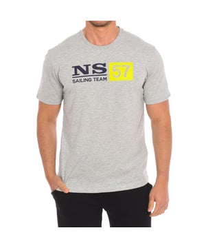 Camiseta de manga corta North Sails.
Cuello redondo con acabado acanalado.
Estampado de la marca en el frontal.
Logo de la marca en una manga.
Haz que tus looks de fin de semana suban de nivel con el encanto tradicional de North Sails.
Un básico para todos los días con una actitud decidida.
Costuras vistas a tono.
 Composición: 100% Algodón
 Cuidados:
Lavar a temperatura máxima 30º.
Planchar a temperatura media.
No usar secadora.
No usar lejía.
No lavar en seco.