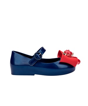 Give your mini the royal treatment with the Sweet Love + Snow White, a timeless silhouette that is an absolute success among little ones. The classic ballet flat now comes with prints on the insole featuring the iconic Disney princess, and an apple on top of the upper that makes it one-of-a-kind. Perfect to create magical moments with your little one.
