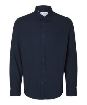 Erweitere deine Herbst- und Wintergarderobe mit dem stilvollen Overshirt von Selected Homme für Herren.  Dieses Modell kombiniert den klassischen Hemdkragen mit einer durchgehenden Knopfleiste und bietet dir einen modernen Slim Fit, der deine Silhouette optimal betont.   Der hohe Tragekomfort und die hochwertigen Materialien machen dieses Langarm-Overshirt zu einem unverzichtbaren Begleiter an kühlen Tagen.   Sein zeitloses Design vereint Eleganz und Funktionalität, sodass du es sowohl solo als auch über ein Shirt tragen kannst.   Perfekt für Männer, die Wert auf einen stilvollen und gleichzeitig bequemen Look legen.