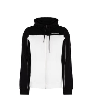 Dit tijdloze vest in een eenvoudig ontwerp, dat perfect past in elke casual look, is de ideale keuze voor mensen die minimalisme en comfort waarderen.
Bovendien voegt de capuchon niet alleen een stijlvol accent toe, maar biedt hij ook bescherming tegen de koude wind, waardoor het een onmisbaar item is op koelere dagen.
De ritssluiting staat garant voor gemakkelijk aantrekken en de mogelijkheid om je snel aan te passen aan veranderende weersomstandigheden, en de soepele werking zorgt voor langdurige tevredenheid tijdens het gebruik.
Praktische zakken benadrukken niet alleen de functionaliteit van dit kledingstuk, maar zijn ook ideaal om kleine spullen in op te bergen of je handen warm te houden.
Een discrete print met de merknaam op borsthoogte is een onopvallende versiering en benadrukt het prestigieuze karakter van het kledingstuk.
Het bedrijfslogo op de linkermouw is een duidelijk teken van kwaliteit en aandacht voor detail waarmee dit merk zich onderscheidt van de concurrentie.
Het materiaal waarvan dit kledingstuk is gemaakt garandeert comfort en een aangenaam gevoel bij het aanraken, waardoor je er geen afstand van wilt doen.