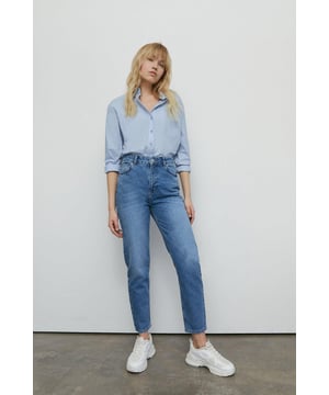 An anything but dated throwback with dependable wearability featuring a high waist, tapered leg and ankle grazing finish. Crafted from an authentic denim for reliability. Available in Curve & Petite.