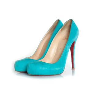 VINTAGE, UVP WIE NEU  
Christian Louboutin Pumps aus türkisfarbenem Wildleder mit Plateau. Der Artikel befindet sich in gutem Zustand mit kleinen Verfärbungen an den Zehen. ZUSTAND: guter Zustand GRÖSSE: 39,5 EINLEGESOHLENMESSUNGEN: 26 cm FERSENMESSUNGEN: 12,5 cm PLATTFORM: 2 cm MATERIAL: Wildleder FARBE: türkis