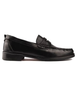 Klassisch und einfach, diese intelligenten Alffie Schuhe von Ted Baker sind vielseitig und stilvoll Penny Loafers. Sie haben ein luxuriöses Obermaterial aus schwarzem Leder und eine gepolsterte Innensohle auf einer eleganten Außensohle mit leichtem Absatz.