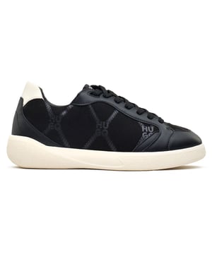 Deja que tu estilo se eleve con las zapatillas de deporte para mujer HUGO Riven Tenn. En una combinación de colores naturales, estas elegantes zapatillas están diseñadas para la fashionista que busca comodidad sin comprometer el estilo elegante y seguro. Confeccionadas con una parte superior de tela suave y afelpada con la marca distintiva sobre una suela de goma gruesa y duradera, las HUGO Riven Tenn agregarán un estilo de diseño contemporáneo a tus looks. Conviértete en el centro de atención y lleva tu estilo informal a otro nivel.