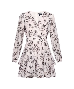 Dompel jezelf onder in de charme van deze romantische chiffon mini-jurk met lange bisschopmouwen en een V-hals. De chiffonstof zorgt voor een transparante look, versierd met een delicate bloemenprint. De nauwsluitende taille accentueert het figuur en de uitlopende rok voegt vrouwelijkheid toe. Deze jurk is perfect voor informele of semi-formele gelegenheden en straalt elegantie en charme uit.  Jurk