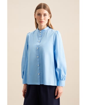 Feminin und elegant: Die Stehkragenbluse von Seidensticker aus der "The Contemporary Basics" Kollektion erweitert Ihre Garderobe um einen hochwertigen Look, der den Geist der Zeit trifft. Sie kann im Büro zu Ihrer schlichten Eleganz beitragen. Die Webart Twill aus 100% Baumwolle ist besonders hochwertig gewebt, was sie komfortabel zu tragen und mit schräg umlaufender Struktur außerordentlich griffig macht. Als moderner Schnitt liegt die Stehkragenbluse leger und weniger eng an und schafft somit optimalen Tragekomfort. Ein zeitloses Basic, das nicht nur modisches Know-How sondern auch feminines Selbstbewusstsein vermittelt. Bei dieser Langarm-Stehkragenbluse werden Stil und Eleganz hervorgehoben. Dank dem Stehkragen wird der nostalgisch-smarte Charakter betont. Zudem sind edle Perlmuttknöpfe verarbeitet worden.