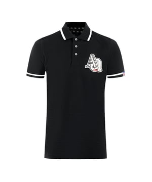 Aquascutum AQ 1851 besticktes schwarzes Poloshirt. Dieses klassische schwarze Aquascutum-Poloshirt ist die perfekte Ergänzung für jede Garderobe. Mit seinem dezenten Markenlogo ist es ideal, um Ihren Stil zu unterstreichen - ohne dabei zu übertreiben. Tragen Sie es selbstbewusst und mit der Gewissheit, dass Sie bestens aussehen! Gesticktes AQ-Logo auf der linken Brust, Aquascutum AQ 1851 Embroidered Tipped Black Polo Shirt. 100% Baumwolle, reguläre Passform, Größenanpassung, Markenlogo auf der linken Brust, Knopfverschluss, Union Jack Logo. Abzeichen der britischen Flagge auf dem linken Ärmel, Polohemd mit Spitze, Aquascutum-Druck auf dem hochgeklappten Kragen, kurze Ärmel, Kragenausschnitt. Stil-Code: P00723 99