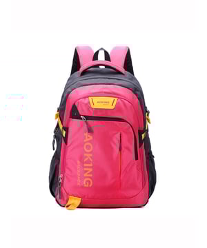 Mochila unisex. El cierre es con cremallera. Los bolsillos internos son uno abierto. Hay tres bolsillos externos con cremallera y dos laterales abiertos. Falta la correa para el hombro. El asa es de tela. Hay un compartimento interno. El material exterior es poliéster. Internamente está forrado en poliéster. Medidas: 33x47x21 cm. Producto de moda