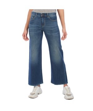 Emporio Armani jeans met wijde pijpen en mid-rise, ideaal voor wie op zoek is naar stijl en comfort in één kledingstuk.

 Dit model is gemaakt van denim van hoge kwaliteit en staat garant voor stevigheid en duurzaamheid en een uitstekende pasvorm voor verschillende silhouetten.

 Het ontwerp is voorzien van een metallic logo van de iconische adelaar op de achterzak en een leren patch in reliëf op de achterste tailleband, details die de exclusiviteit en authenticiteit van het merk versterken.

 De pasvorm omvat een knoop- en ritssluiting aan de voorkant, riemlussen en het klassieke five-pocket ontwerp, dat functionaliteit en esthetiek combineert.

 Deze broek met wijde pijpen is perfect voor casual of elegante looks en geeft een moderne en veelzijdige touch, waardoor hij een must is voor uw garderobe.
 Samenstelling: 98% Katoen, 2% Elastaan
 Onderhoud:
- Machinewas koud op fijnwasprogramma.
 - Gebruik milde wasmiddelen.
 - Gebruik droger op lage temperatuur.
 - Strijken op lage temperatuur.
 - Niet chemisch reinigen.
