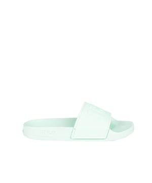 Deze comfortabele schoenen zijn de perfecte keuze voor mensen die van comfort en snel aantrekken houden.

Aan de voorkant benadrukt de merknaam discreet het prestige en de reputatie van de fabrikant en voegt elegantie en klasse toe aan elke beweging.

De zool met lamellen biedt niet alleen uitstekende grip en stabiliteit, maar voegt ook een stijlvol accent toe dat deze schoenen onderscheidt van de rest.

De ronde teen zorgt ervoor dat de schoenen niet alleen stijlvol zijn, maar ook uitzonderlijk comfortabel, door ruimte te bieden aan de tenen en te zorgen voor de hele dag comfort.

Deze schoenen zijn gemaakt van hoogwaardig materiaal en combineren duurzaamheid met elegantie, waardoor ze lang meegaan en er perfect blijven uitzien.

Verpakt in de eigen doos van het bedrijf zijn deze schoenen het perfecte cadeau, klaar om meteen te geven, waarbij de aandacht voor detail en de luxueuze aard van het product benadrukt worden.