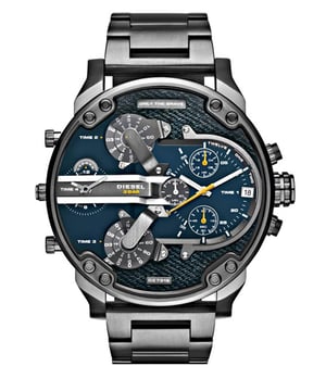 Diesel DZ7331 DADDY 2.0 horloge. Het oversized horloge heeft een grijze pvd/roestvrijstalen kast en is voorzien van een analoog chronograaf quartz uurwerk. Het is compleet met een roestvrijstalen horlogeband en heeft een grijs/blauwe wijzerplaat.  EAN 0698615103515