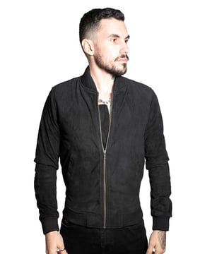 Inspirada en el estilo MA-1 de los años 50, esta chaqueta es un básico icónico de los conjuntos casuales y se ha vuelto más popular con el paso del tiempo. Presentamos esta chaqueta en nuestra gamuza de cabra de calidad para una sensación ligera y una apariencia suave que es distintiva de la gamuza, la chaqueta también presenta dobladillos y puños elásticos para mayor comodidad y una apariencia cónica. Esta chaqueta se mantiene minimalista con añadidos en la parte delantera restringidos a dos bolsillos sutiles en la cintura para ese look de bombardero limpio. Recomendamos combinarla con jeans para un conjunto atemporal, sin embargo, esta es una prenda muy versátil, aún más por la amplia gama de colores en los que ofrecemos esta chaqueta y, por lo tanto, puede incluirse en prácticamente cualquier conjunto que elijas. • Fabricada en gamuza de cabra genuina • Dobladillos y puños elásticos para mayor comodidad • Cremallera YKK clásica en la parte delantera de la chaqueta • Disponible en una gama de colores • Incluye bolsillos integrados en el forro de la chaqueta y dos bolsillos exteriores en la cintura