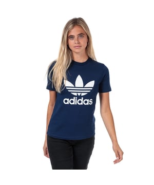 adidas Originals Kleeblatt T-Shirt für Frauen in Dunkelblau.<BR><BR>- Gerippter Rundhalsausschnitt. <BR> - Kurze Ärmel. <BR> - Stoff aus weichem Baumwolljersey. <BR> - Großes Kleeblatt-Logo auf der Vorderseite gedruckt. <BR> - Gewebter Streifen mit Fischgrätenmuster auf der Rückseite. <BR> - Klassischer Schnitt. <BR> - Messung von der Schulter bis zum Saum: ca. 58 cm. <BR> - Hauptmaterial: 95% Baumwolle, 5% Elasthan. In der Maschine waschbar. <BR> Die angegebenen Maße dienen nur zur Orientierung.