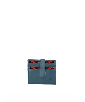 Cartera de hombre. El cierre es con botón de presión. Los bolsillos internos son tarjeteros y porta billetes. Los bolsillos exteriores son tarjeteros. Falta la correa para el hombro. Falta el mango. Hay un compartimento interno. El material exterior es 100% Piel Auténtica. Internamente está forrado en piel auténtica. Medidas: 9,5x8x1,5 cm. Producto de moda