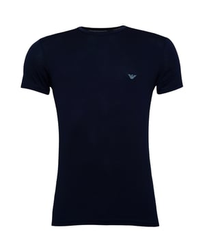 Das Herren-T-Shirt von Emporio Armani bringt modernen Style und erstklassigen Komfort zusammen. Mit einem klassischen Rundhalsausschnitt und elastischem Material sitzt es perfekt und fühlt sich super an. Ein dezentes Label-Detail gibt dem T-Shirt das gewisse Etwas. Der figurbetonte Schnitt sorgt für eine schlanke, trendige Silhouette. Dank der hochwertigen Verarbeitung ist das T-Shirt langlebig und pflegeleicht. Wir sind überzeugt, dass dieses Teil Ihre Erwartungen übertreffen wird.