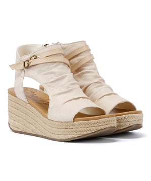 Lace-C Rope wedge sandaal met een denim gladiator stijl bovenwerk, gesp en ritssluiting. De sleehak is omwikkeld met touw voor een stijlvolle look. Het voetbed en de binnenzool zijn gemaakt van Bloom foam, een milieuvriendelijk materiaal dat algen bevat.