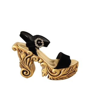 Zapatos 100% autenticos de Dolce & Gabbana.
  Sandalias de terciopelo Zoccolo de tacon barroco.
  Color: Negro dorado.
  Material: Terciopelo 18% SEDA 82% VISCOSA.
  Suela: Cuero.
  Detalles del logotipo.
  Fabricado en Italia.