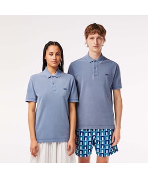 Active ontmoet neo-erfgoed: zachte & high-end uitvoeringen voor een nieuw gebalanceerd silhouet Klassieke pasvorm comfortabel gemak op lichaam en mouw Polo met korte mouwen in onze duurzame piqué Dit kledingstuk is gemaakt met behulp van een specifieke productietechniek om variaties van stuk tot stuk te creëren. Dit betekent dat elk stuk net als jij zijn eigen specifieke stijl heeft. Rib aan de mouwen 2 knopen ton-sur-ton op de sluiting 3 cm ton-sur-ton krokodil op de borst