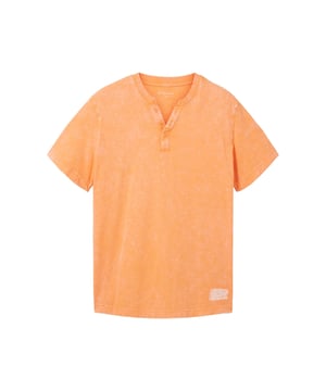 Dieses T-Shirt von Tom Tailor ist ein lässiges und vielseitiges Kleidungsstück für Männer. Es hat einen modischen Henley-Ausschnitt mit Knöpfen und einen coolen gewaschenen Look. Das T-Shirt ist aus hochwertigen Materialien gefertigt, die für hohen Tragekomfort sorgen. Es hat einen regulären Schnitt, der eine normale Passform bietet und sich an jede Körperform anpasst. Die kurzen Ärmel machen es ideal für heiße Tage. Kombiniert mit Jeans, Shorts oder Chinos passt dieses T-Shirt zu jedem Outfit und Stil.