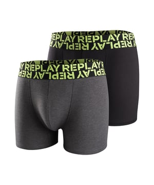 Deze boxershorts voor heren zijn comfortabel en nauwsluitend. Ze hebben een comfortabele snit en bieden optimale ondersteuning. Ze zijn gemaakt van hoogwaardige materialen en hebben een hoog draagcomfort. De brede elastische tailleband is rondom versierd met de geweven labelbelettering. De set bestaat uit twee zwembroeken.