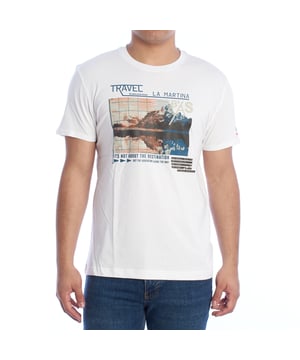 Camiseta de hombre manga corta de La Martina.

Una prenda imprescindible para el hombre actual, esta camiseta manga corta de La Martina combina un diseño gráfico exclusivo con la calidad superior que caracteriza a la marca. 

Detalles:

- Confeccionada en algodón suave y ligero, ideal para garantizar frescura y confort.
- Diseño gráfico exclusivo en el frente con detalles inspirados en la exploración y el viaje.
- Logo de La Martina en la manga
- Corte regular.
- Cuello redondo clásico y costuras reforzadas que aseguran durabilidad y resistencia.
- Perfecta para combinar con vaqueros o bermudas, ideal para looks casuales.

Ideal para quienes buscan destacar en su día a día con una prenda versátil y con carácter. Esta camiseta manga corte de hombre de La Martina es la opción perfecta para combinar comodidad y un diseño único.
 Composición: 100% Algodón
 Cuidados:
- Lavar máximo a 30°C en ciclo delicado.
- No usar lejía ni blanqueadores.
- Planchar a baja temperatura, preferiblemente del revés.
- No usar secadora.