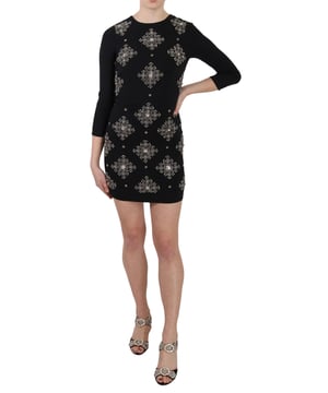 Hübsches, brandneues Kleid mit Etikett 
3/4-Ärmel, Figuren betont, Mini-Dress 
Farbe: Schwarz 
Rückenreißverschluss 
Verzierung: Pailletten, Perlen und klare Kristalle 
Schwarze, dehnbare Innenausstattung 
Logo-Details 
Hergestellt in Italien 
Material: 78% Viskose, 17% PA, 5% Seide