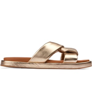 Geef jouw zomerse look de perfecte Midas touch met deze Nelly slippers van SOLE. De Nelly-sandaal heeft een eenvoudig aan- en uit te trekken ontwerp en is gemaakt voor een moeiteloze stijl en zonnige, oogverblindende sfeer. Het gladde leren bovenwerk is perfect om zowel casual als casual te dragen, het gladde leren bovenwerk is voorzien van zachte, gewatteerde leren bandjes en dit chique zomerstuk is afgewerkt met een gewatteerd leren voetbed en een rubberen buitenzool voor een ondersteunende en stabiele tred.