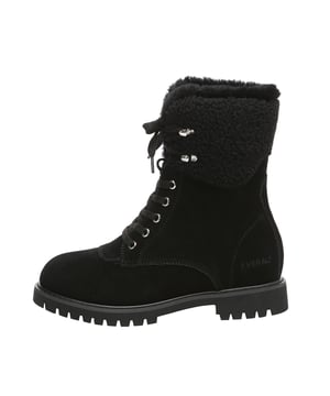 ¡Prepárate para el clima frío con estilo! Las botas Sittella Fashion Chunky cuentan con un interior de lana suave con un exterior de cuero y suela de esponja de goma. Con un cuello de lana en el tobillo y un diseño con cordones, estas botas estilo Marten son perfectas para el uso diario. Descripción: Parte superior de gamuza Cálido forro de lana de piel de oveja Suave Plantilla de lana de oveja Suela de goma Tecnologías: Water & Parte superior resistente a las manchas Suela exterior antideslizante