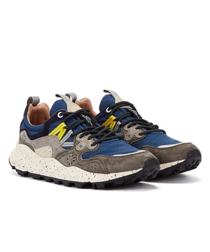 Deze sneakers hebben een bovenwerk van technische stof met suède inzetstukken, iconische perforaties en een stevige vetersluiting met verstevigde oogjes en stoere trekkingveters. Ze bieden een anatomische en antibacteriële kurken binnenzool voor uitzonderlijk comfort. De ultralichte rubberen zool is zijdelings gevormd en heeft een gekarteld profiel voor uitstekende tractie.
