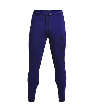El pantalón de chándal Under Armour Rival Terry Azul para hombre es un complemento elegante y cómodo para tu armario de ropa deportiva. Diseñados pensando tanto en el rendimiento como en la moda, estos pantalones de chándal son perfectos para entrenamientos, ropa informal o para pasar el rato.

Características principales:

 Comodidad superior:  Estos pantalones de chándal están confeccionados con un tejido de rizo suave y acogedor que se siente muy bien sobre la piel. El material proporciona calidez y comodidad, por lo que son ideales para climas más fríos o entrenamientos en interiores.

 Tecnología de control de la humedad:  La tecnología de Under Armour que absorbe la humedad ayuda a mantenerte seco y cómodo al expulsar el sudor de la piel, lo que garantiza que te mantengas fresco incluso durante entrenamientos intensos.

 Cintura elástica:  La cintura elástica con cordón ajustable garantiza un ajuste seguro y personalizable, permitiéndote encontrar tu nivel de comodidad perfecto.

 Perneras cónicas:  Los pantalones presentan un diseño de pernera cónica que ofrece una silueta moderna y elegante. Este diseño también evita que el tejido se interponga en su camino durante las actividades físicas.

 Bolsillos laterales:  Los dos bolsillos laterales te permiten guardar cómodamente tus objetos esenciales, como las llaves, el teléfono o la cartera, cuando te desplazas.

 Logo Under Armour:  El logotipo de Under Armour en la parte delantera del muslo añade un toque de estilo y autenticidad de la marca.

 Estilo versátil:  Estos pantalones de chándal vienen en un elegante color azul que combina bien con una gran variedad de tops y zapatillas, lo que los hace adecuados tanto para ropa deportiva como informal.

 Construcción duradera:  Under Armour es conocida por su fabricación de alta calidad, lo que garantiza que estos pantalones de chándal soportarán los rigores de tu estilo de vida activo.