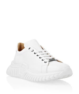 Para su look deportivo le recomendamos estas zapatillas, básicas pero con mucho carácter. Fíjese en los detalles.   Napa suave   Cordones a juego y ojales metálicos con logotipo   Hexágono de PP en relieve en la entresuela   Entresuela de goma de alta tecnología, ergonómica, ultraligera y que absorbe los impactos.   Suela exterior moldeada   Forro de piel y plantilla extraíble