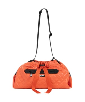 Met de myMo ATHLSR sporttas wordt naar de sportschool gaan iets relaxter. Het zachte, glanzende materiaal met fijne ruitstiksels getuigt van veel trendbewustzijn en biedt voldoende ruimte voor yogabroeken, shirts etc. De grote ritssluiting aan de voorzijde is ideaal voor snelle bediening, de zachte binnenvoering wordt veilig beschermd met een magneetsluiting en trekkoord. Een logoplaat en een rubberen hanger met logorits maken het casual ontwerp compleet. Met zijn perfecte formaat is deze tas een geweldige metgezel, zowel tijdens het sporten als op reis. Afmetingen: 45 cm x 27 cm x 20 cm (BxHxD)  Sporttas