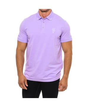 Polo de manga corta 745401 hombre Karl Lagerfeld.

Presenta un cuello de solapa con botones, lo que le confiere un estilo clásico y elegante.
Cuenta con un estampado de la marca Karl Lagerfeld en el frontal superior.
El corte y diseño sencillo permiten versatilidad en los looks y facilidad de combinación.
Su sencillez y comodidad, junto con el prestigio de la marca, lo convierten en una opción atractiva y adaptable a diferentes estilos.
 Composición: 95% Algodón, 5% Elastano
 Cuidados:
Lavar a temperatura máxima 30º.
Planchar a baja temperatura.
No usar lejía.
No usar secadora.
No lavar en seco.