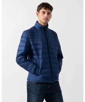 A timeless slim-fitting quilted jacket by BOSS Menswear, crafted in lightweight water-repellent material with cozy filling and a logo patch on the sleeve.
Slim fitStandard lengthFit back length: 70 cm (28 inches)
100% Polyamide, Lining: 100% Polyamid, Filling: 100% Polyester, lining yoke: 100% Polyester
50505262
 