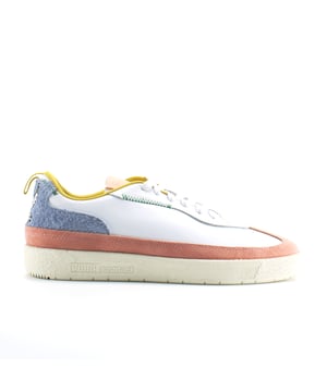 En estos zapatos deportivos te sentirás seguro y cómodo. Este modelo de cordón le permite ajustar los zapatos a sus pies sin riesgo de deslizarse al caminar.
Este modelo tiene una parte superior de gamuza que se ajusta a la forma de sus pies, proporcionándole la máxima comodidad. ¡Disfruta de los deportes en tus zapatos favoritos!